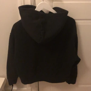 Zara hoodie - Svart zara hoodie som jag säljer för den tyvärr inte passar mig. Har nästan aldrig använts💕