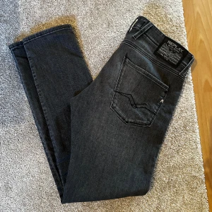 Replay  - Säljer nu ett par replay anbass! Riktigt nice färg och riktigt fräscha. Skicket är 9/10. Det är i storleken 30/32. Skriv vid eventuella frågor så fixar vi något!