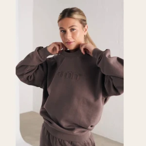 Sweatshirt från Aimn - En snygg sweatshirt från märket Aimn i färgen ”Macchiato” den är i fint skick men färgen kan vara lite ljusare än den på bilden från Aimns hemsida då det har varit tvättad några gånger. Men inga defekter förutom att den är nog lite ljusare i färgen. 