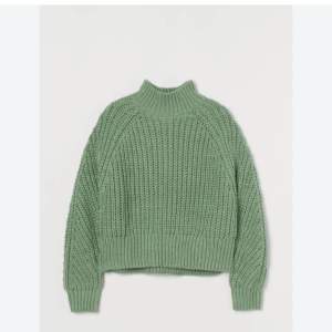 Säljer min gröna stickade tröja från hm. Kontakta för privata bilder vid intresse 