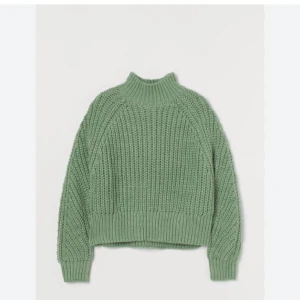 Grön stickad tröja  - Säljer min gröna stickade tröja från hm. Kontakta för privata bilder vid intresse 