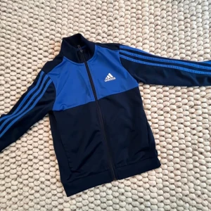 Adidas zip-tröja junior - Använd men väl bevarad zip från Adidas. Rök- och djurfritt hem