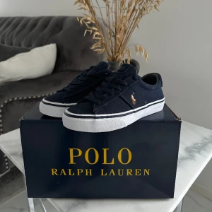 Polo sneakers  - Storlek 36,5 , marinblåa polo skor som är använda 1 gång. Jättebra skick och köpta på Zalando. Köparen står för frakten. 
