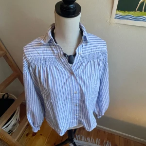 Blus/skjorta - Randig blus/skjorta med fina detaljer, Armar med resår gör ärmarna lite puffiga och fina! 