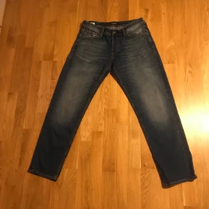 Fina jeans från Jack & Jones (29/30) - Fina jeans i gott, befintligt skick från Jack & Jones (Comfort Mike), 29/30. 