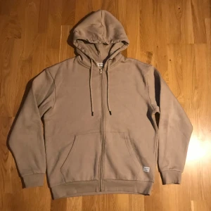 Jack & Jones luvtröja (S) - Fin luvtröja från Jack & Jones i gott, befintligt skick! 