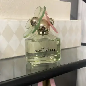 En parfym ifrån Marc Jacobs i collictionen spring, knappt använd 
