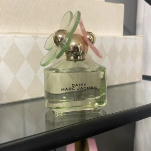 Parfym - En parfym ifrån Marc Jacobs i collictionen spring, knappt använd 