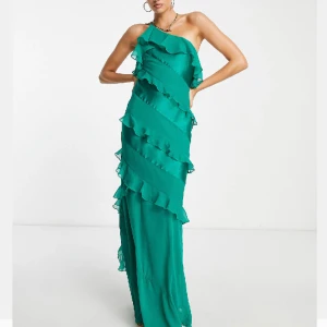 Balklänning grön - Unik och jättefin balklänning helt i nyskick! Lapp kvar och originalförpackning. Slutsåld på hemsidan! Köpte för 929kr, säljer för 750kr