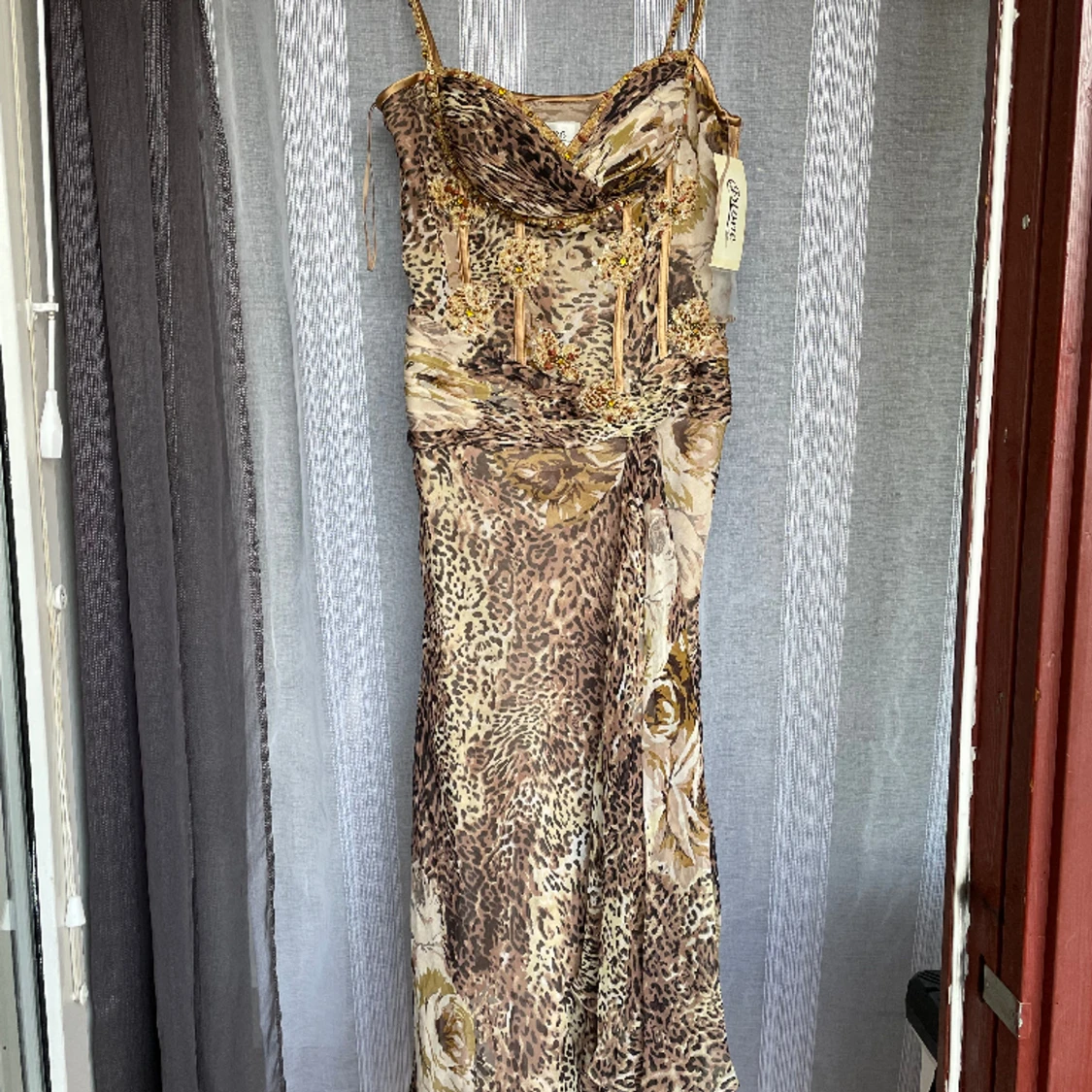 Oanvänd ny balklänning storlek L