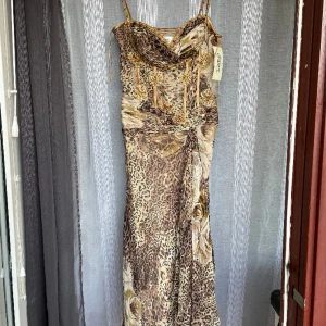 Oanvänd ny balklänning storlek L - Oanvänd ny balklänning storlek L
