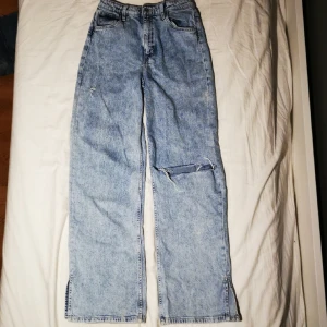 Baggy jeans!  - Jättesnygga blåa jeans i rak/baggy passform, endast använda ett fåtal gånger. De är i storlek 158 men passar mig med xxs-xs. Skriv för mer info💕