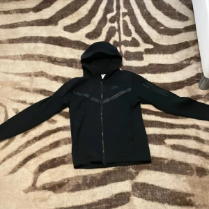 Nike Tech Fleece - tjena, säljer denna riktigt snygg Nike Tech, den är i 9/10 skick och använd fåtal gånger! Nypris: 1500kr Mitt pris: 750! Pris är inte hugget i sten! Tveka inte vid frågor.