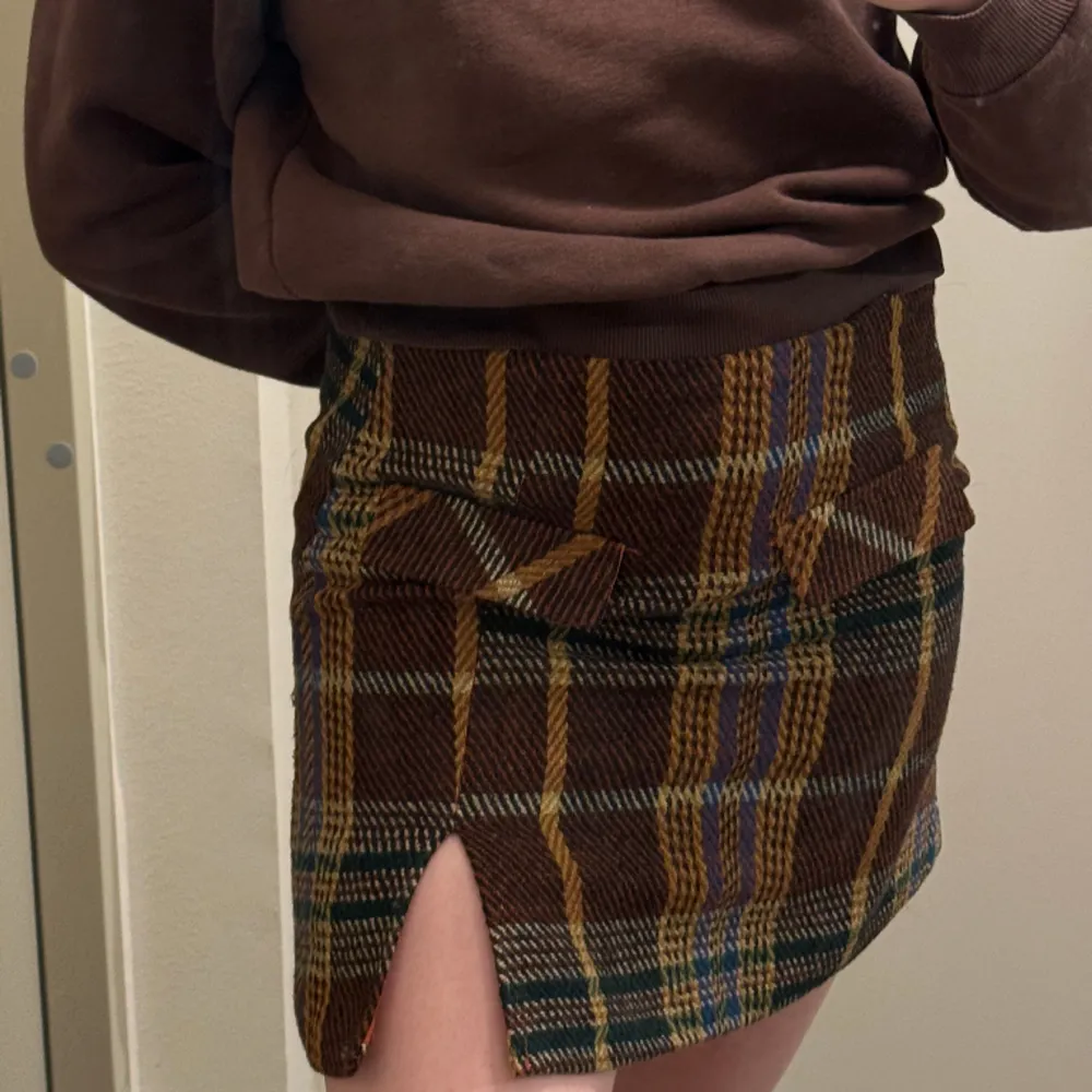 Cute thic skirt, colours shown on the last slide. Too small on me, so did my best on the picture!☺️  Bought by my sister from cider. Doesnt fit anymore. Kjolar.