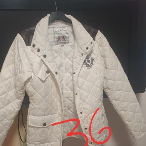 Jacka - Säljer jacka. Som inte används mera. Då.de är för små. Strl på.bild.med. 