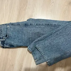 Blå jeans, storlek 34
