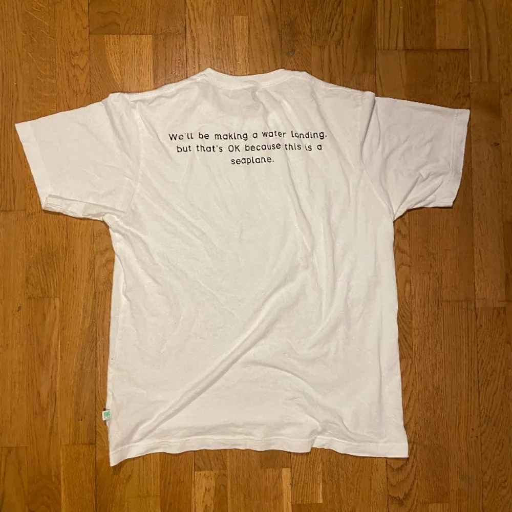 Assnygg tshirt med tryck både fram och bak. En logga där fram och lite text där bak. Sitter snyggt!. T-shirts.