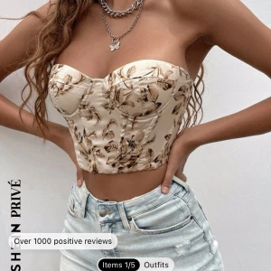 Korsett topp - Endast använd en gång, har klippt av banden lite eftersom de var väldigt långa