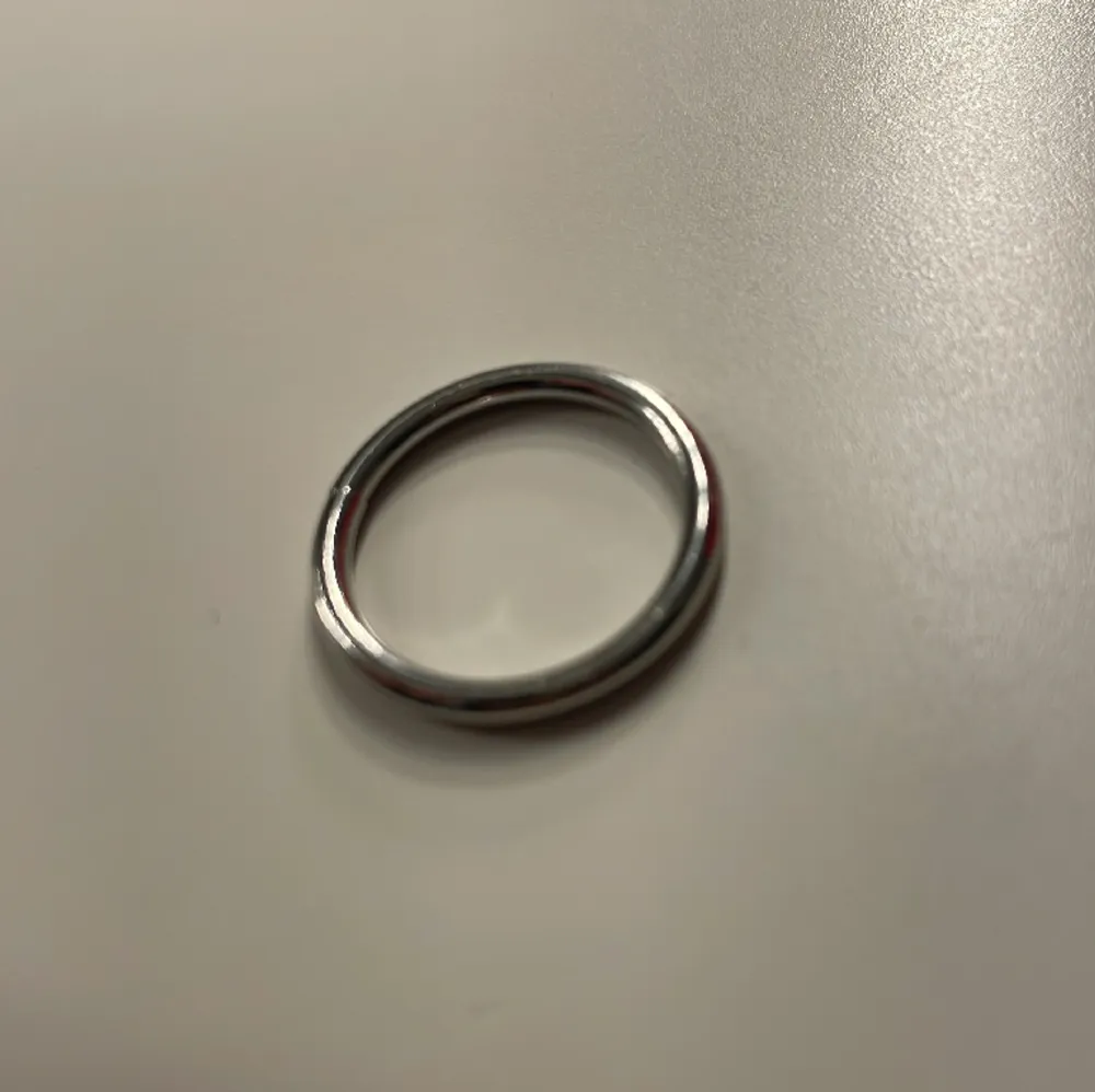 Säljer denna basic ringen i silver. Den är aldrig använd och helt ny! Säljer då den inte passar mig💗Hör av dig för fler frågor eller bilder❣️. Accessoarer.