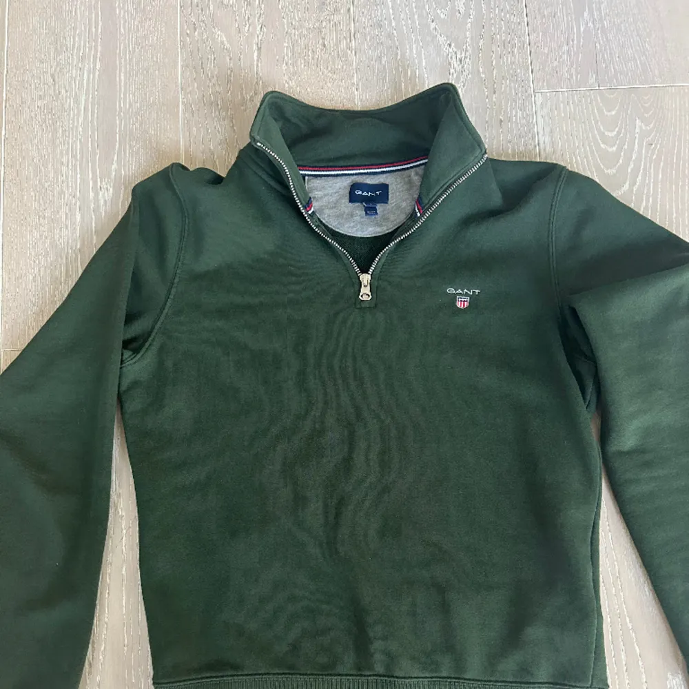 En halfzip från Gant i grön färg i storlek S  170/88A Nyskick. Hoodies.