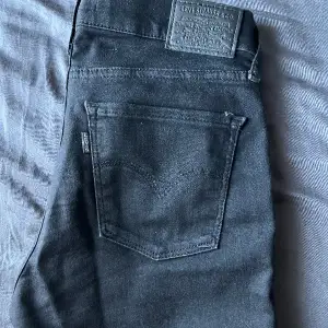 Svarta Levis jeans i modellen ”710 super skinny” passformen finns på nätet. Storlek 27. Dom är lite low waisted med en v-shape 