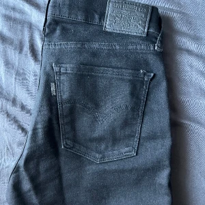 Levis jeans - Svarta Levis jeans i modellen ”710 super skinny” passformen finns på nätet. Storlek 27. Dom är lite low waisted med en v-shape 