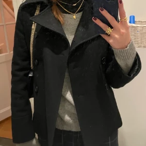 Filippa k kappa - Säljer denna perfida kappa från Filippa k! Fodrad och perfekt till höst vår och sommar! Kan gå ner i pris vid snabb affär❤️