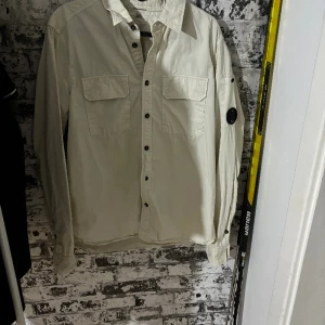 cp company overshirt  - cp company overshirt i riktigt bra skicka. I storlek L. Säljer billigt pågrund av att jag vill bli av med den. Äkta