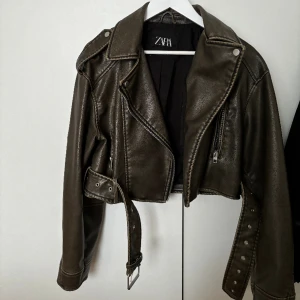 Skinnjacka  - Säljer den virala skinnjackan från Zara då den inte kommer till användning. Använd endast ett fåtal gånger så den är precis som ny. Storlek S. 