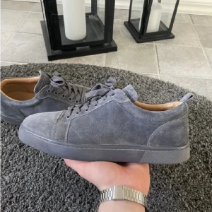 Louboutin skor! - Säljer mina fräscha skor av märket Louboutin! Skorna har storleken 42 men sitter som 43. Skorna är i ett väldigt bra skick som syns på bilderna. Box medföljer ej men dom är köpta på vestiare så äktehetsbevis finns! Hör gärna av er vid fler frågor.