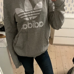 Adidas hodie  - Grå hoodie i fint skick. Passar perfekt som tränings tröja! Sitter lite oversized på mig, jag har vanligtvis storlek xs/s. Köparen står för frakt💗
