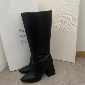 Boots från nelly - Snygga knee high boots från Nelly, har några skador men inget jag lagt märke till då jag haft skorna på.  Storlek 39 Nypris 799 - mitt pris 300 ( pris kan diskuteras vid snabb affär Finns i Umeå, köpare står för frakt