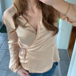 Omlottblus💞 - Jättesöt omlottblus från Zara💕 Säljs för att den inte används längre, kontakta mig för fler bilder, frågor och intresse!