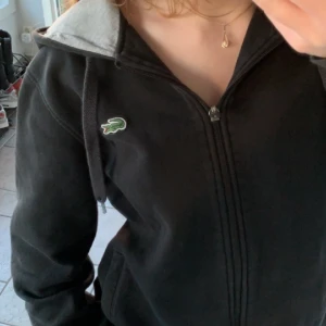 Lacoste Sport Zip up Hoodie💘 - Jättesnygg Lacoste Zip up🤍 Säljs för att den inte används längre, kontakta mig för fler bilder, frågor och intresse!   (Pris kan diskuteras!)
