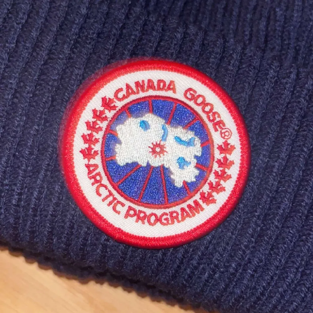 Helt ny canada goose mössa inga skavanker eller liknande alltså aldrig använd. Accessoarer.