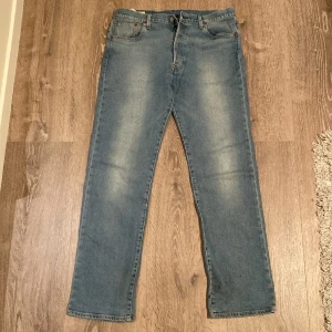 Levis 501 jeans - Jeansen är i bra skick men har små svarta prickar längsnere på jeansen (går säkart få bort med lite medel). 34/32 Nypris 1100kr 