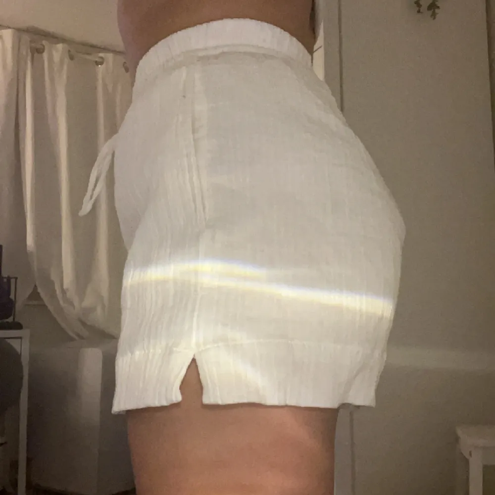 Super sköna högmidjade fina linne shorts som ej kommer till användning 🫶🏻🫶🏻. Shorts.