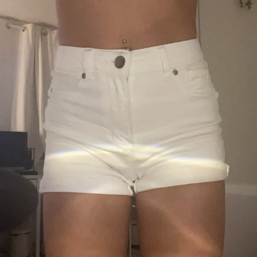 Säljer dessa super fina hög/mid waist vita shorts som ej kommer till användning🫶🏻 Som är köpta på new yorker . Shorts.