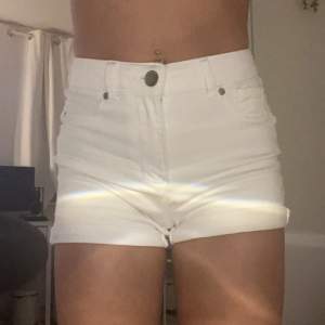 Säljer dessa super fina hög/mid waist vita shorts som ej kommer till användning🫶🏻 Som är köpta på new yorker 