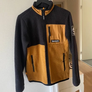 Timberland Teddy Jacka - Köpt förra året på Citadium i Paris för runt 200€ eller 2000 kr. Unisex och officiella stoleken är XS, men den passar bra på mig som har stolek S/M.  