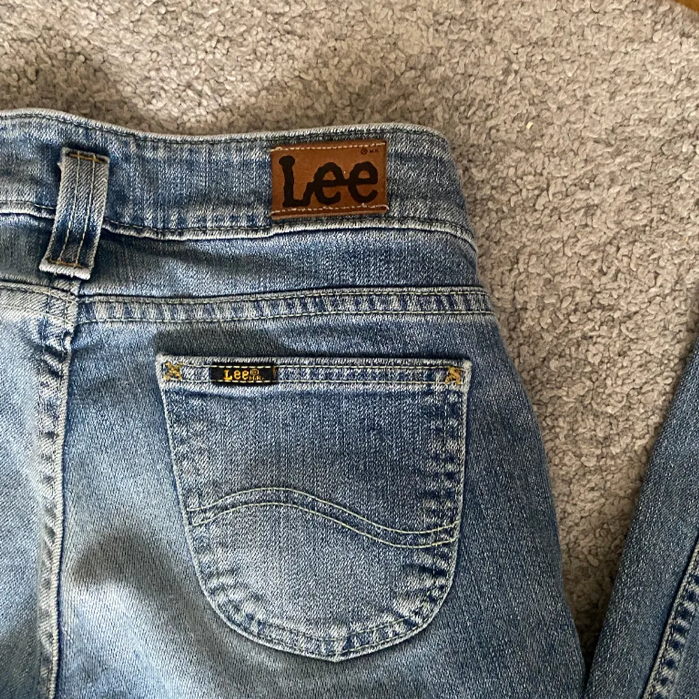 Superfina Lee jeans med detaljer på bakfickorna 💗Dom är Bootcut och lågmidjade | Toppen skick, säljer då de är för små för mig  Mått: midjemått rakt över: 35 innerbenslängd: 75  Skriv vid frågar och kontakta gärna mig innan du trycker på köp nu 😘. Jeans & Byxor.