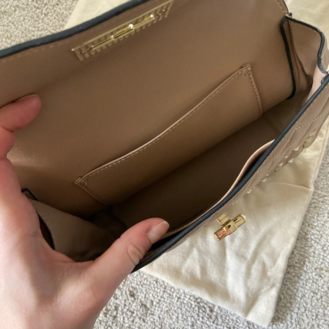 Beige väska skinn och nitar - 91