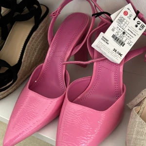 Rosa klackar - Säljer dessa helt nya klackar i storlek 38, köpte de ifrån berskha men har aldrig kommit till användning 💗dom är inte för höga och jätte fin färg på de 