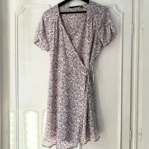 Sommarklänning från Vero Moda  - Lia blommig sommarklänning från Vero Moda! Säljer för 40kr, frakten betalar köparen, kan även mötas i Hällefors eller Örebro! 