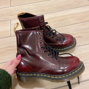 splitternya dr martens!! - nya oanvända röda dr martens boots. sjukt snygga, men får grov skoskav, så har aldrig använt dem utomhus (gått runt lite hemma i dem). :(  nypris: 2000+kr