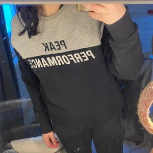 Tjocktröja  - En svart grå tjock tröja från sail racing som jag inte får användning för. Passar både the och kille. Bra skick💕