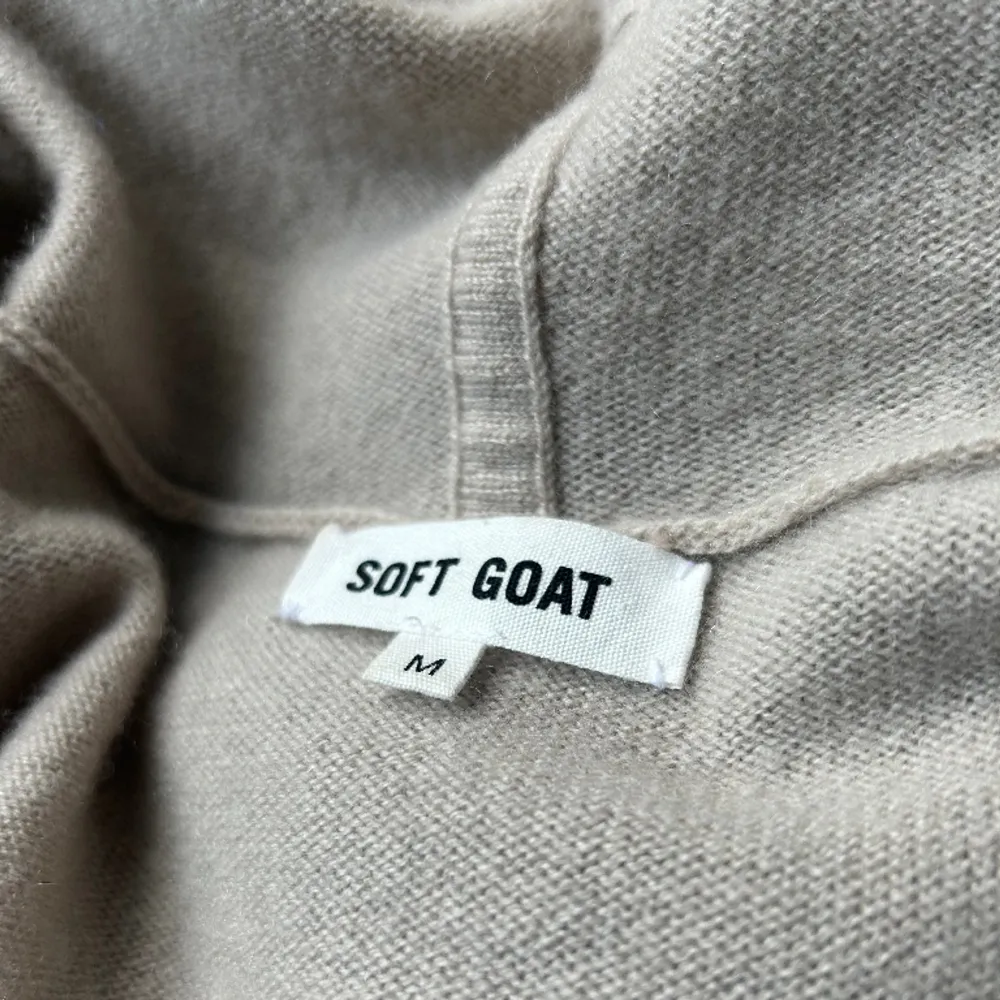 Beige Soft Goat zip som knappt har använts. . Tröjor & Koftor.