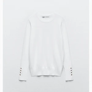 Zara tröja - Jätte fin tröja med guldknappar på armarna från zara. Väldigt populär och ofta slutsåld. L fast passar mig som brukar ha S/MTveka inte att skriva vid frågor🩷 