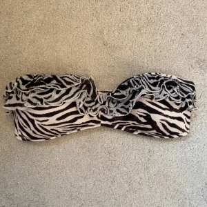 Bikiniset - Jätte fint bikini sett i zebra mönster med volanger och bandeu topp