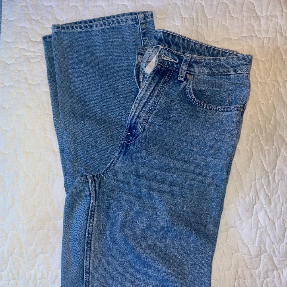 Jeans från Weekday i modellen ”Rowe”. Fint skick, säljer pga att de blivit för små. Storlek 27 i midjan, 30 i längden. Hör av er vid frågor!❤️. Jeans & Byxor.